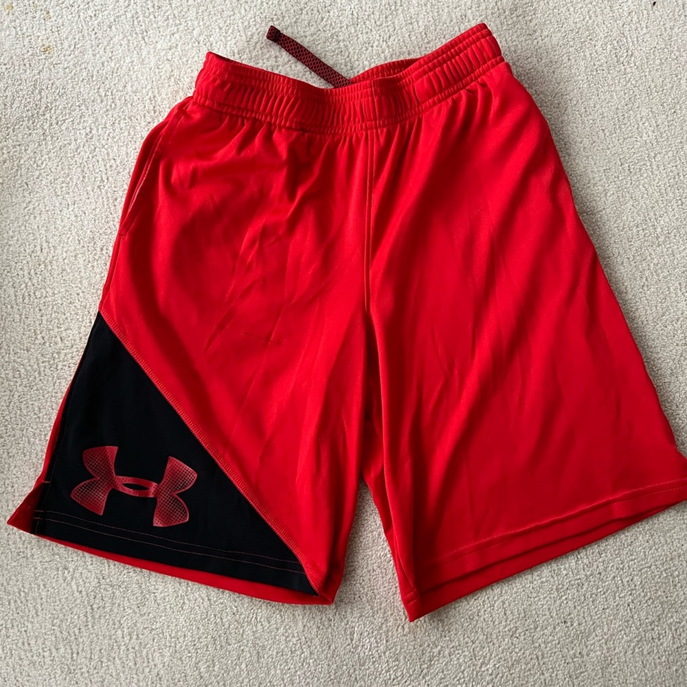 Under Armour youth medium red pull on short